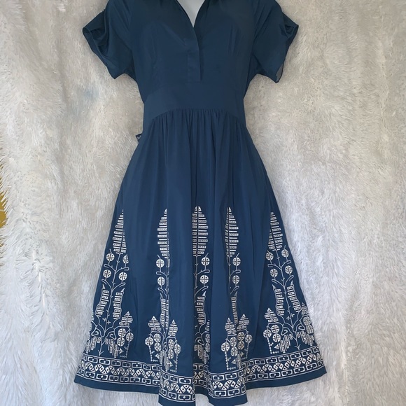 BCBGMaxAzria Dresses & Skirts - BCBGMaxazria A-Line Embroidered Dress Size 02